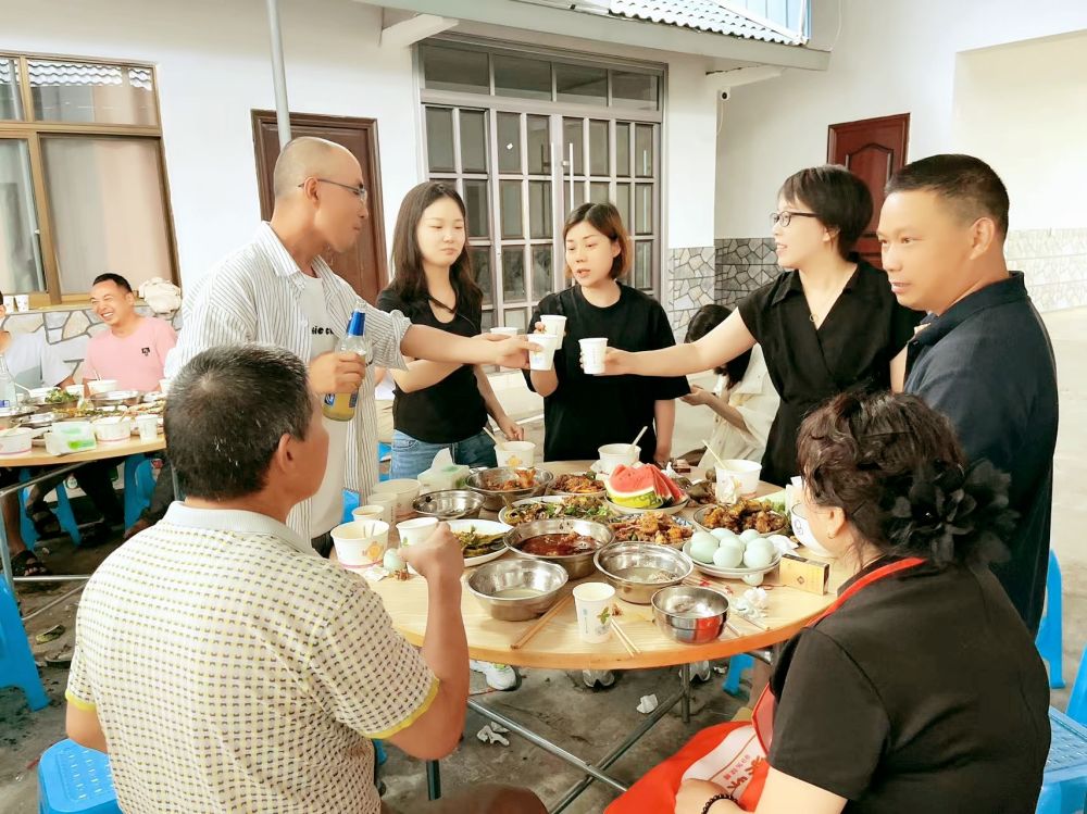 端午佳節(jié)即將來(lái)臨之際 四川博水環(huán)保 主管團(tuán)隊(duì) 攜節(jié)日禮品 ，向駐扎眉山工業(yè)園區(qū)污水處理廠(chǎng)項(xiàng)目駐地員工，送上深切的慰問(wèn)和關(guān)懷